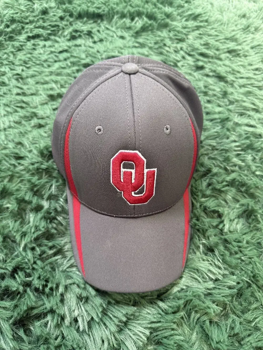 Top of the World Oklahoma Sooners OU One Fit Baseball Cap Hat Grey Red NCAA Mens